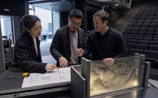 中国文化项目团队与海外场地人员检查体验样品和场地计划