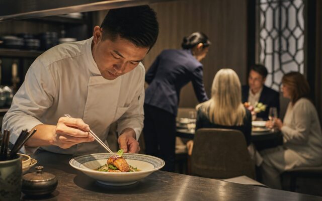 中餐主厨在海外餐厅为国际客人完成一道精致菜品