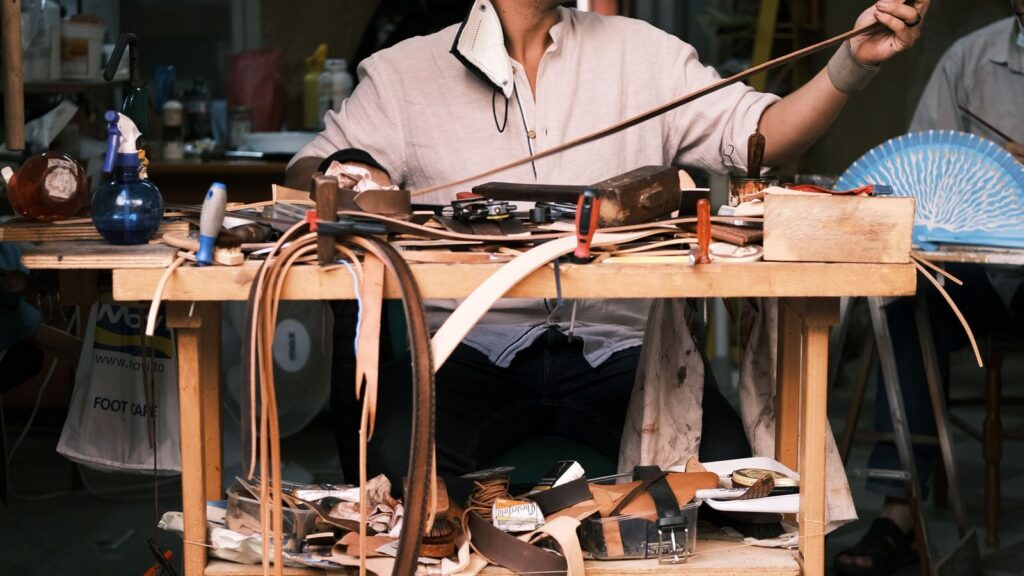 西西里皮具工匠在工作台制作皮革制品