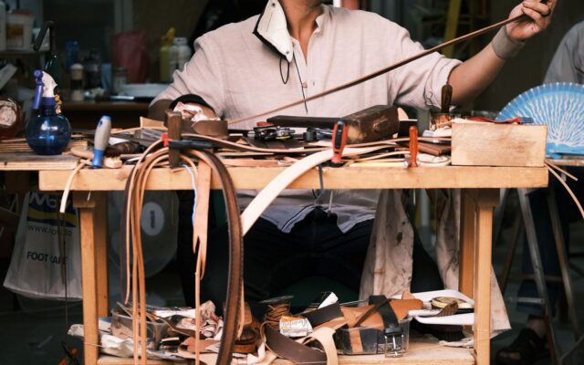 西西里皮具工匠在工作台制作皮革制品