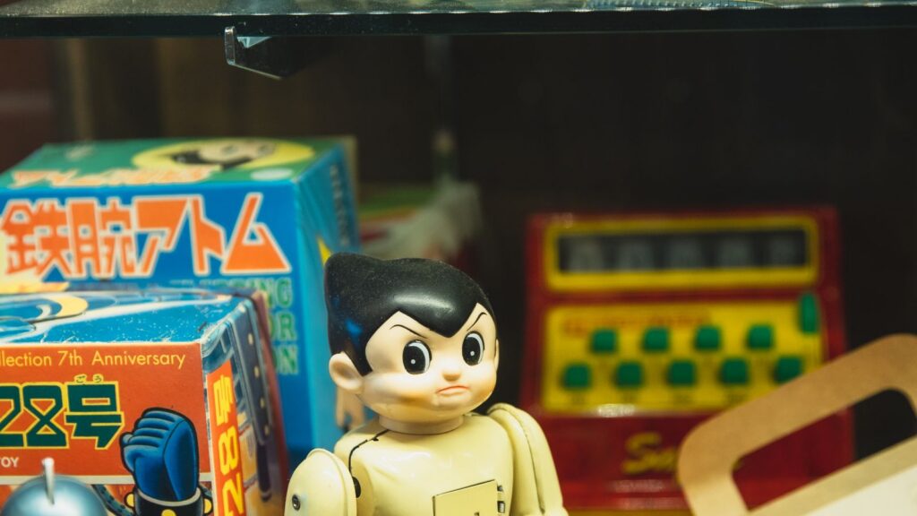 日本商店货架上的复古角色玩具