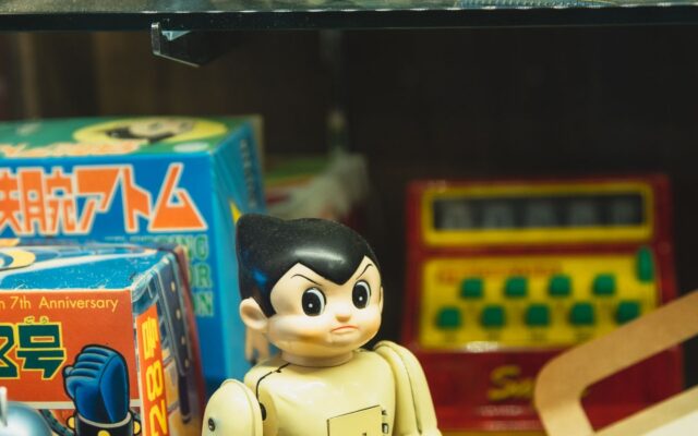 日本商店货架上的复古角色玩具